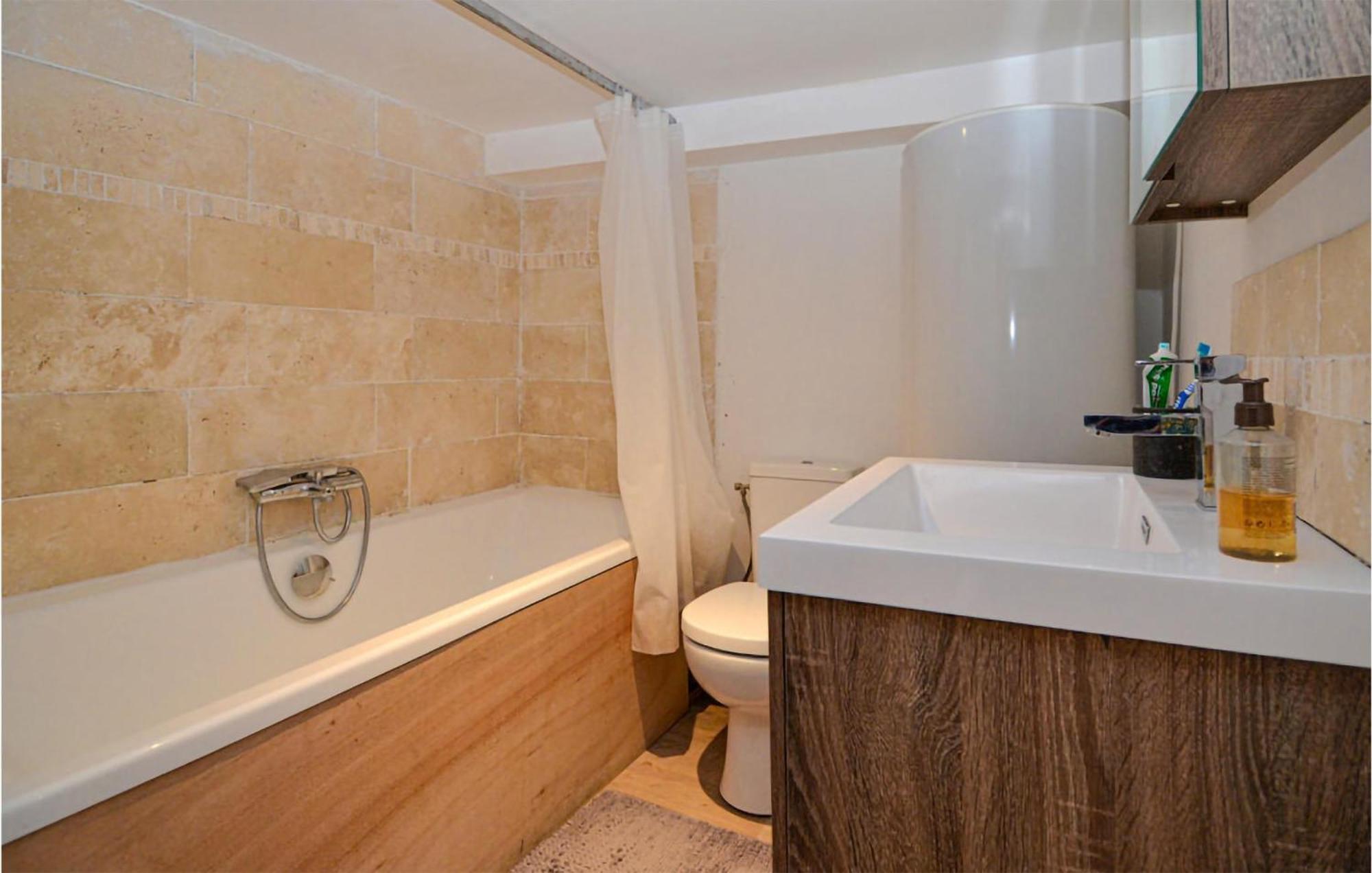 Awesome Apartment In Pujaut With Swimming Pool Exteriér fotografie