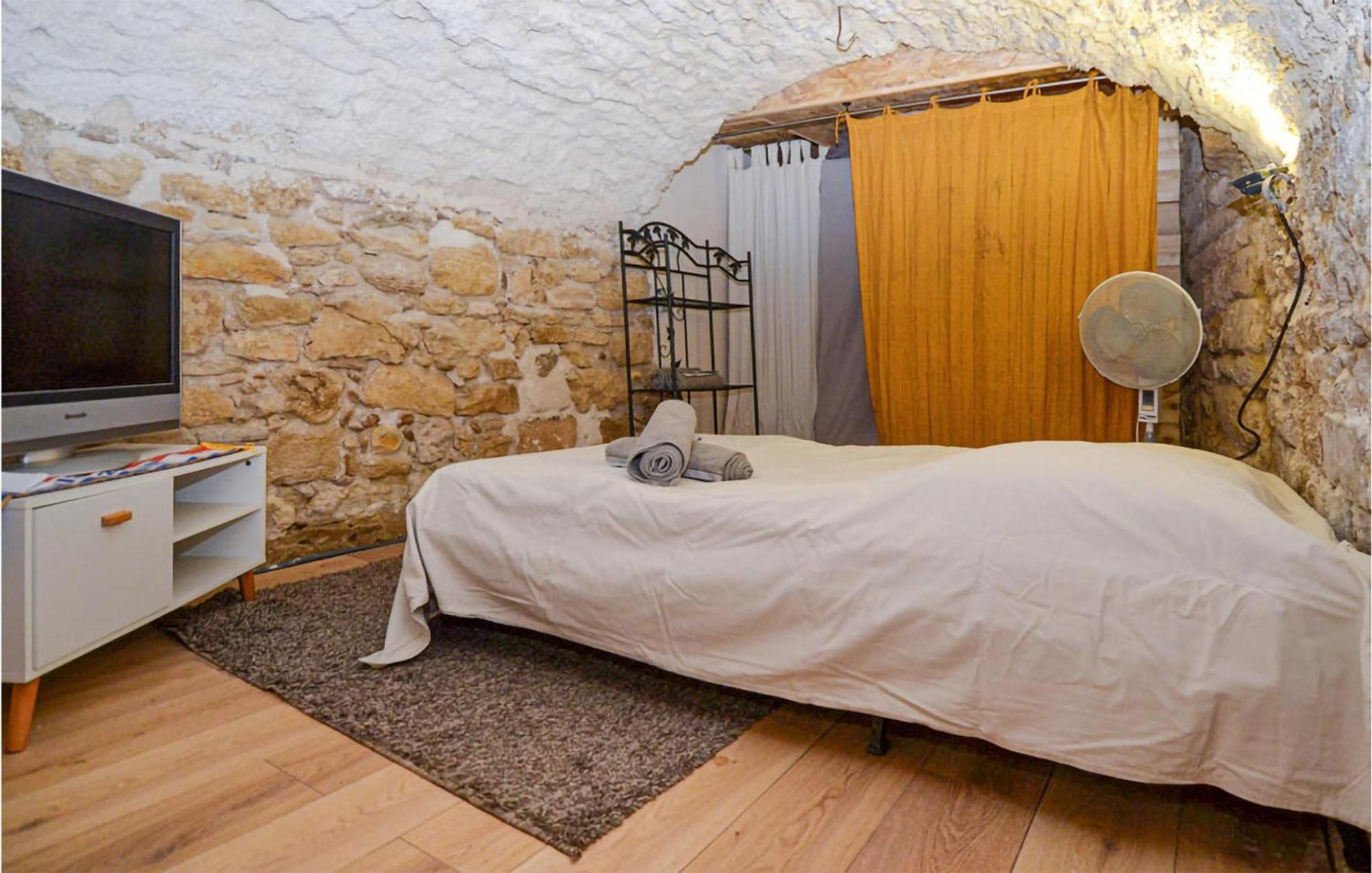 Awesome Apartment In Pujaut With Swimming Pool Exteriér fotografie